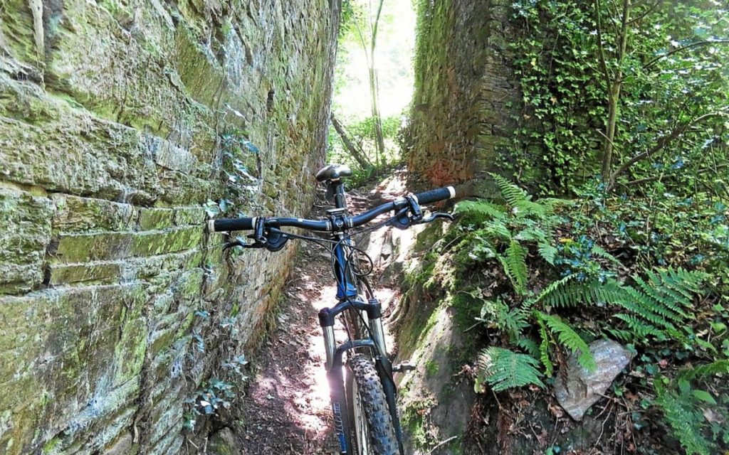 VTT dans les chemin du Pouldu entre vieilles pierre et foret